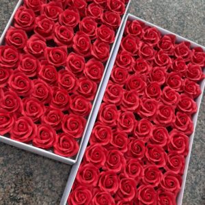 Червона серцевидна мильна троянда